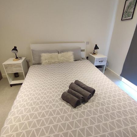 2 Bedroom 2 Bath 1 Ensuite In Roya Asenal Beautiful Views & Parking London Bagian luar foto