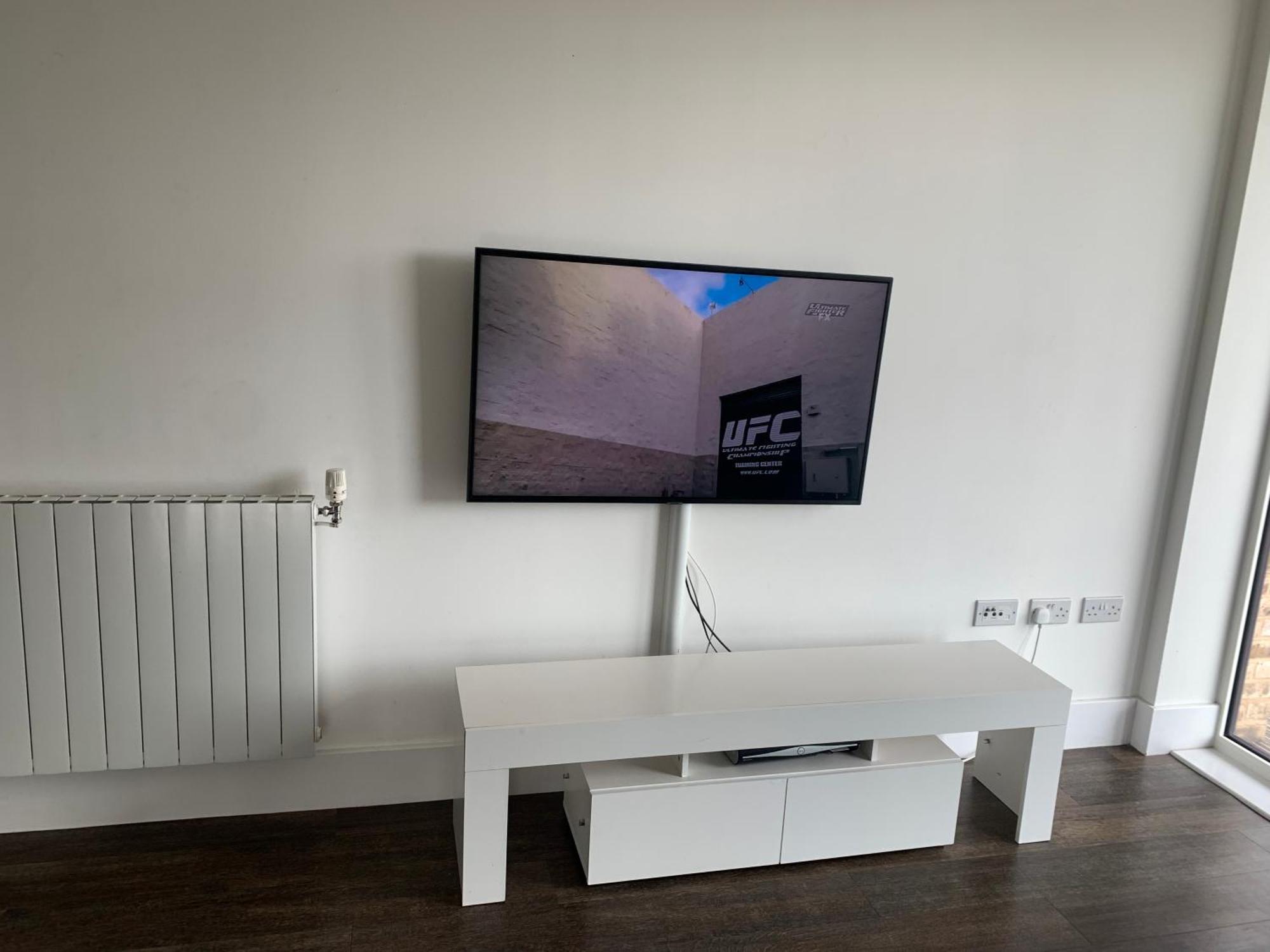 2 Bedroom 2 Bath 1 Ensuite In Roya Asenal Beautiful Views & Parking London Bagian luar foto