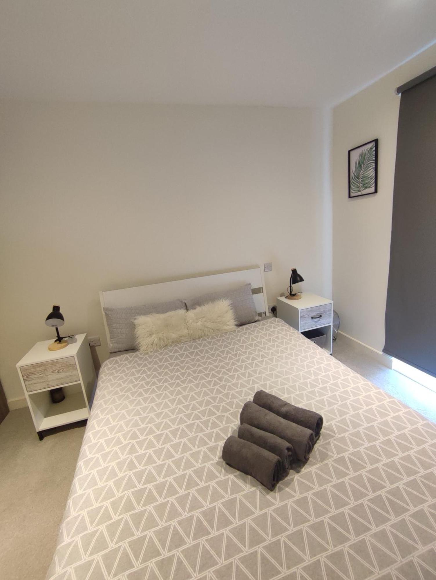 2 Bedroom 2 Bath 1 Ensuite In Roya Asenal Beautiful Views & Parking London Bagian luar foto