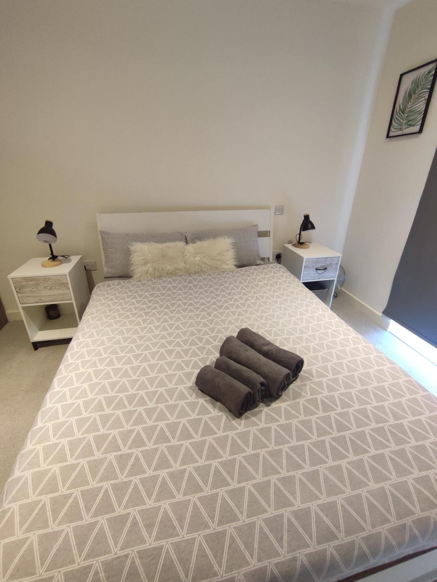 2 Bedroom 2 Bath 1 Ensuite In Roya Asenal Beautiful Views & Parking London Bagian luar foto